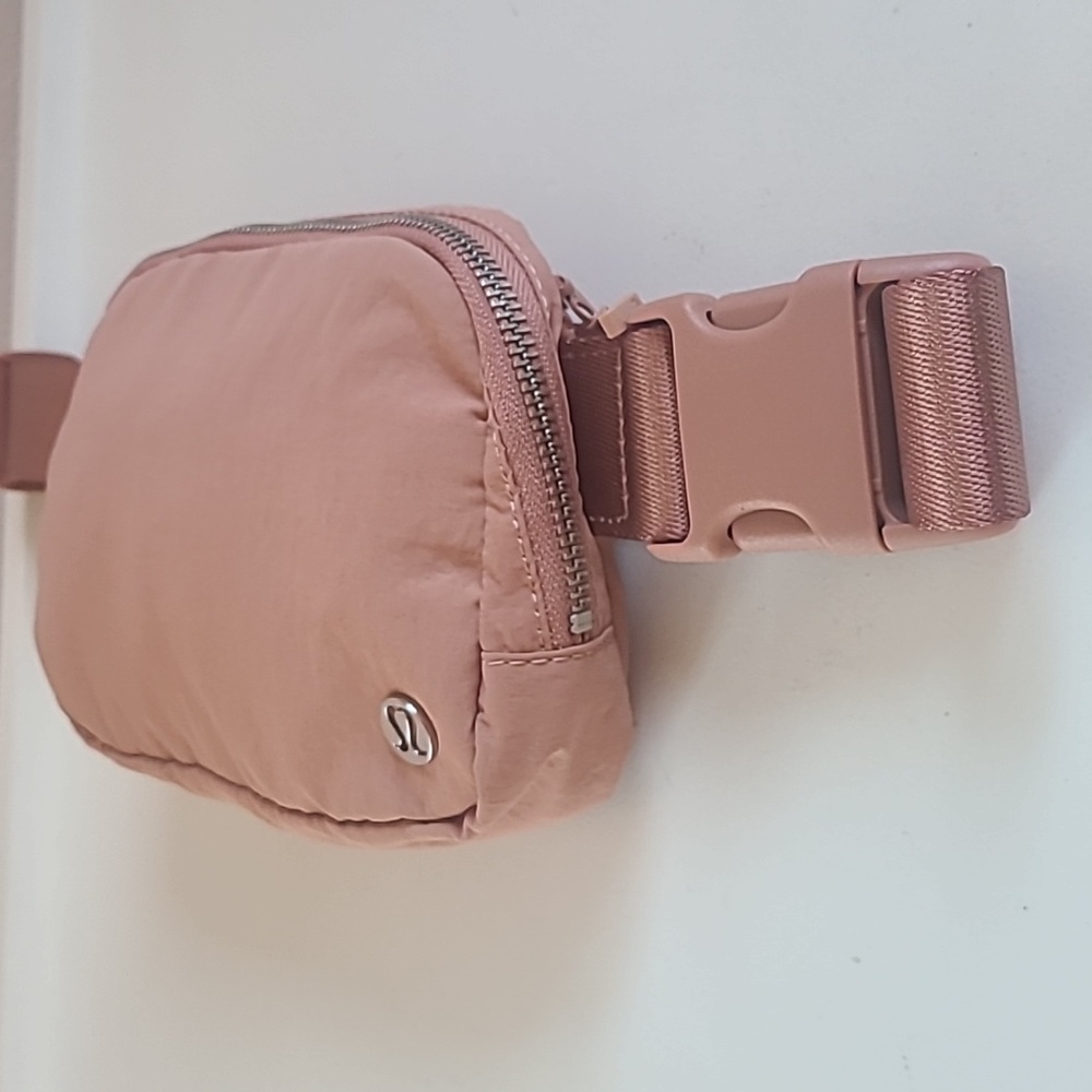 Lululemon Everywhere Belt Bag 1L Pastel Pink - Picture 9 of 14